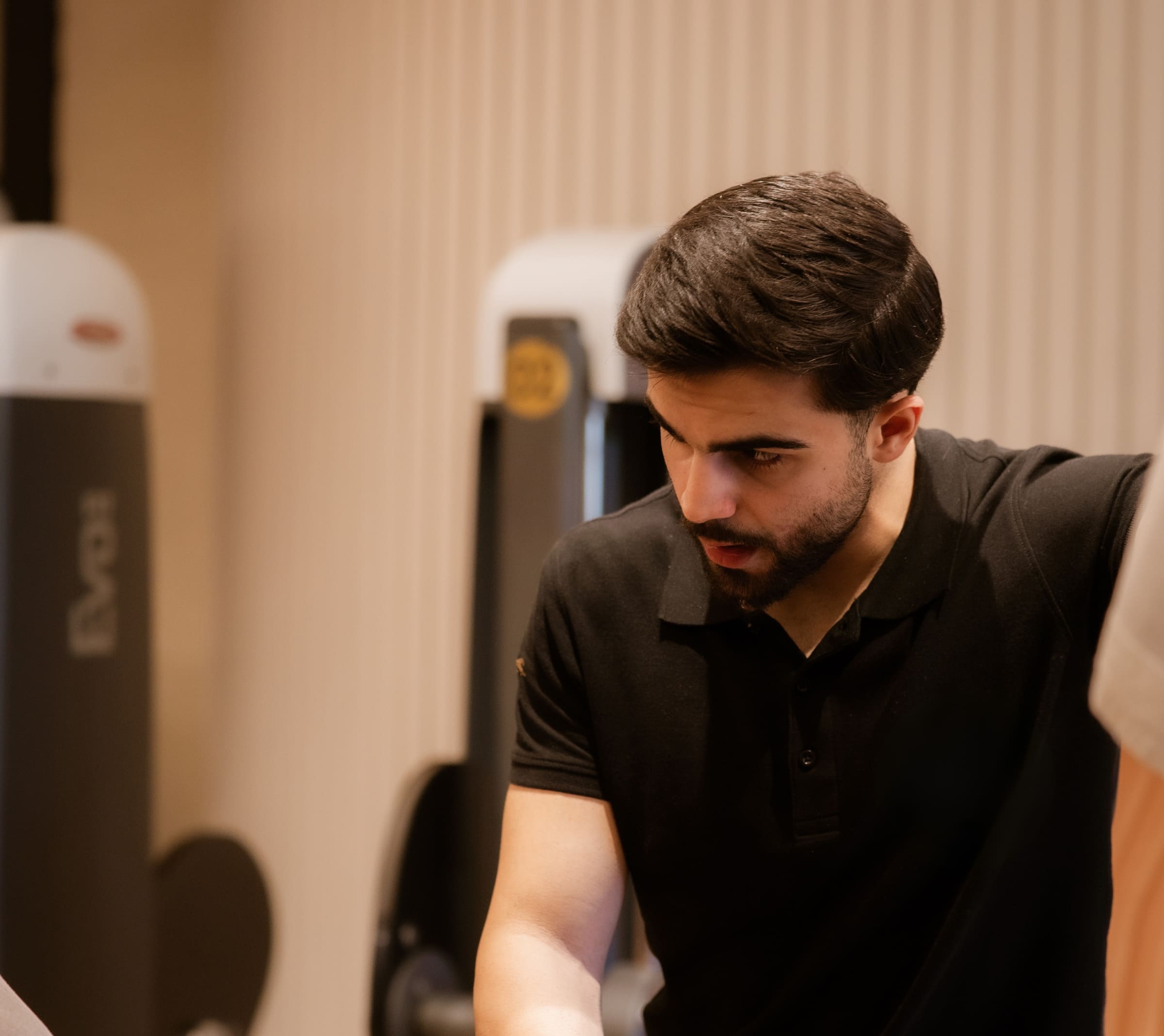 Diogo Costa a corrigir a posição de uma cliente durante o treino no ginásio