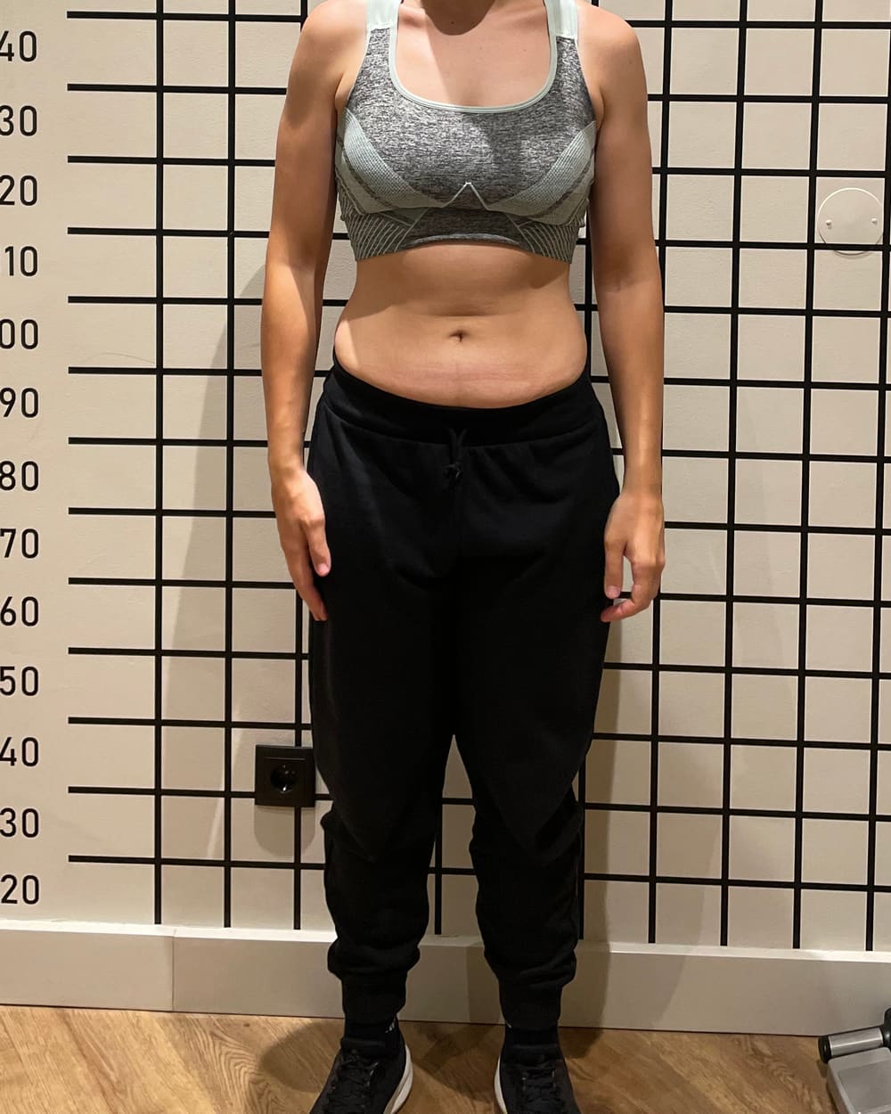 Lídia N. na mesma pose e na mesma parede, seis meses depois