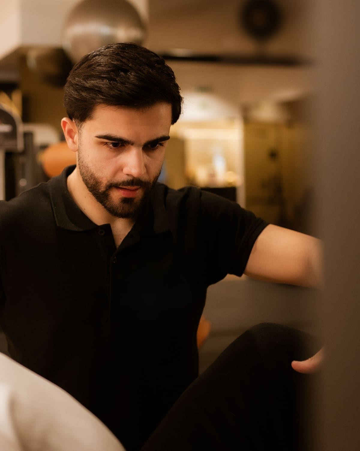 Diogo Costa atento ao exercício de uma cliente, durante o treino